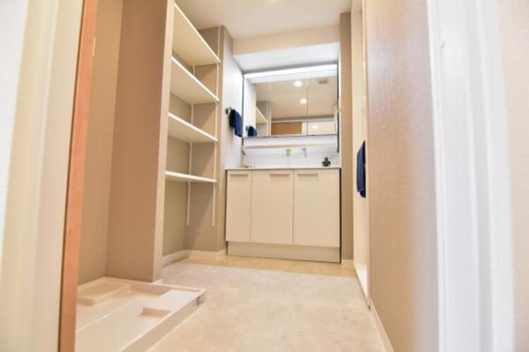 洗面 三面鏡の裏は機能的な収納を配置。コンセントも付いているため電動シェーバーや電動歯ブラシも収納できます。