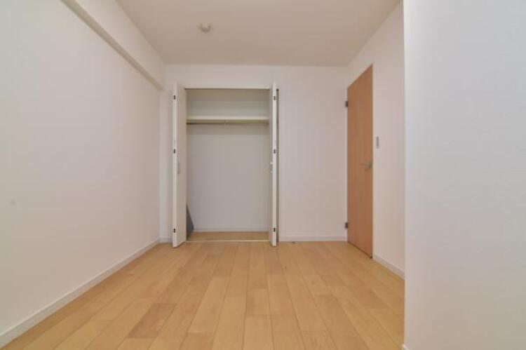 収納 クローゼットには棚やハンガーパイプが備えられているので、大切なお洋服にしわを付けずにそのまましまうことが出来ます。