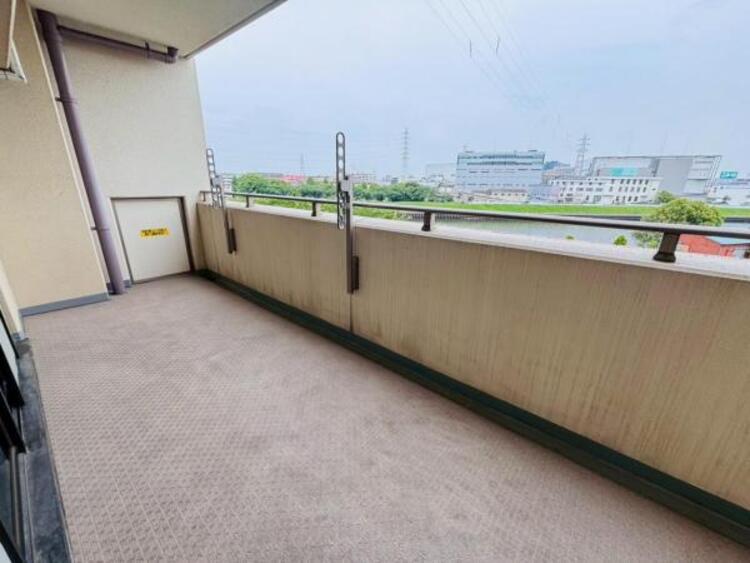 バルコニー 広い間口のワイドバルコニー。お子様のプール遊び、趣味のガーデニングなど多彩に活用できます。