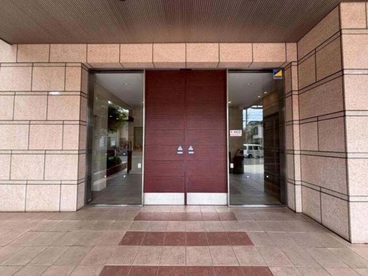 エントランス 管理が行き届いた清潔感のあるエントランス。オートロックや防犯カメラも完備されており、マンションならではの防犯性の高さも住宅選びの大切な要素ですね。