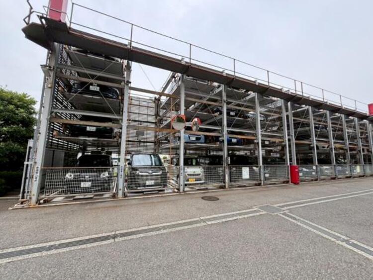 駐車場 敷地内に設けられた駐車スペース。