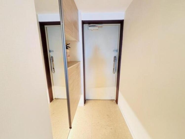 その他 上質感漂う玄関と廊下。居住者の帰り・訪れる方を優しく迎える、安らぎに満ちた生活空間を予感させます。