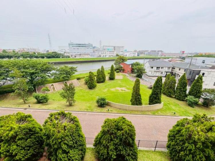 その他 ほっと一息つきたい時に望むこの眺望。リラックスできる空間になりますね。