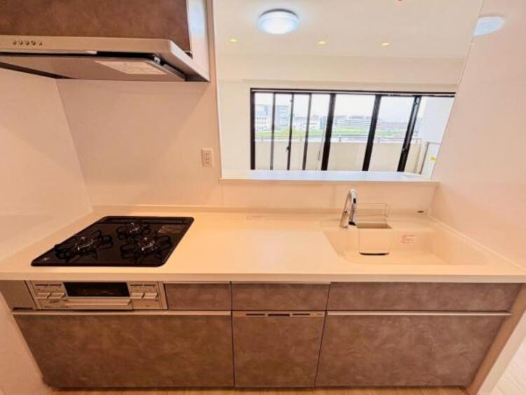 その他 対面カウンターキッチン　キッチンはご家族との会話が楽しめる対面カウンタータイプを採用。リビングで遊ぶお子様の様子をうかがいながらお料理もできます。