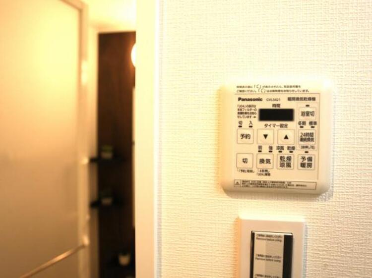 設備 浴室換気乾燥機 浴室には浴室換気乾燥機を設置。雨天時も洗濯物を干すことができます。さらに冬場は脱衣所や浴室の暖房代わりとなり、ヒートショックなどの抑制が期待できます。