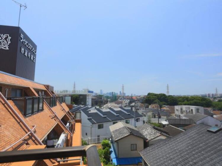 その他 最上階住戸 明るく、眺望も期待できる開放的な最上階住戸。最上階ゆえに、上階からの生活音が聞こえることもありません。