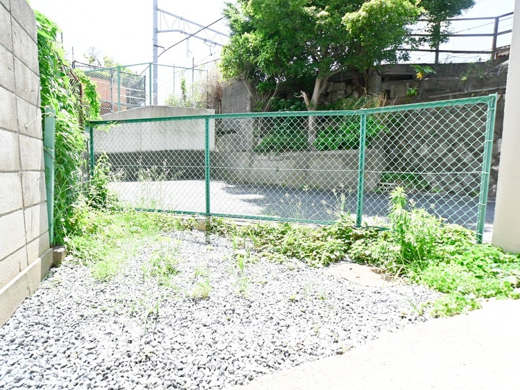 その他 陽当たりの良い専用庭はガーデニングなど、ご家族の楽しめる場所の一つに