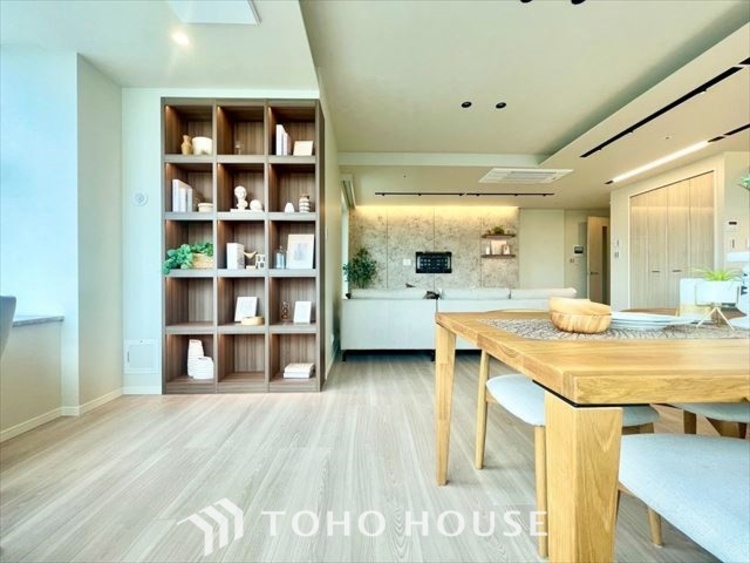 内装 【LIVING】◆眩い◆光が燦々と入り、家族の笑顔を照らす。「いつまでも続いて」と願う夢のような毎日がここにある。