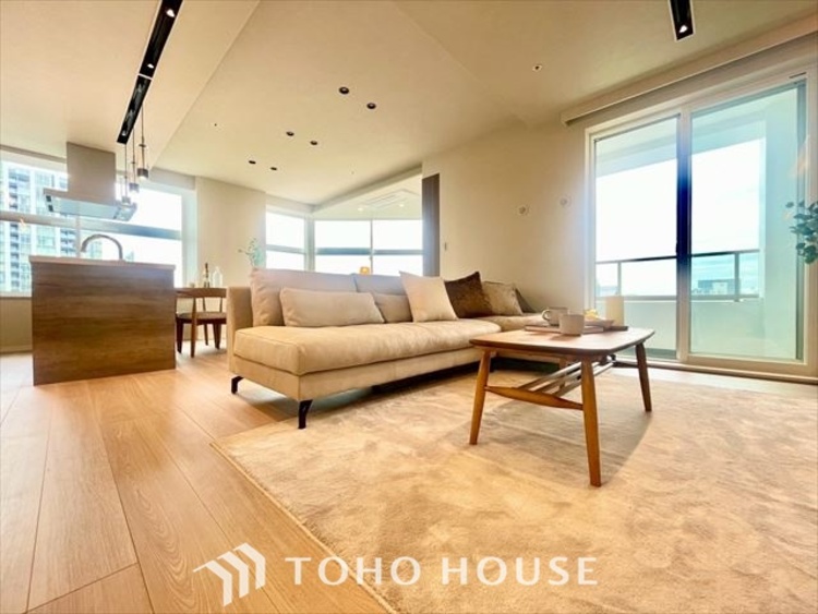 内装 【LIVING】◆陽光◆が差し込む。この開放的なLDKに家族の笑顔が集う。家族が一緒に過ごす空間は明るく、そして居心地よく。