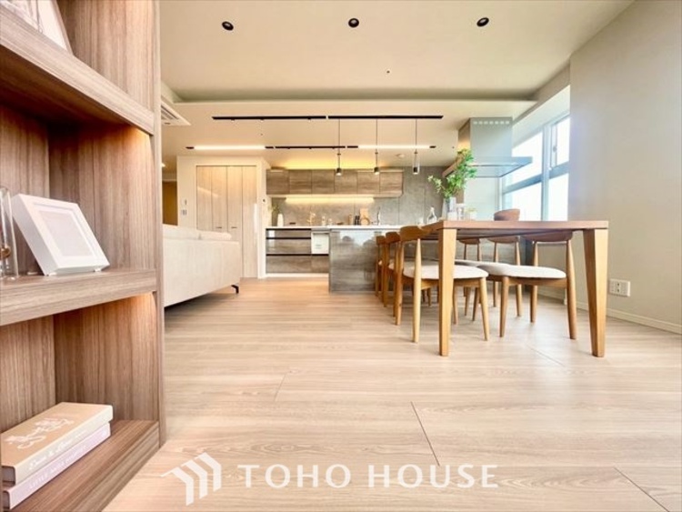 内装 【LIVING】◆扉を◆開くとこの景色。家族の”おかえり”の声が聞こえてきそう。