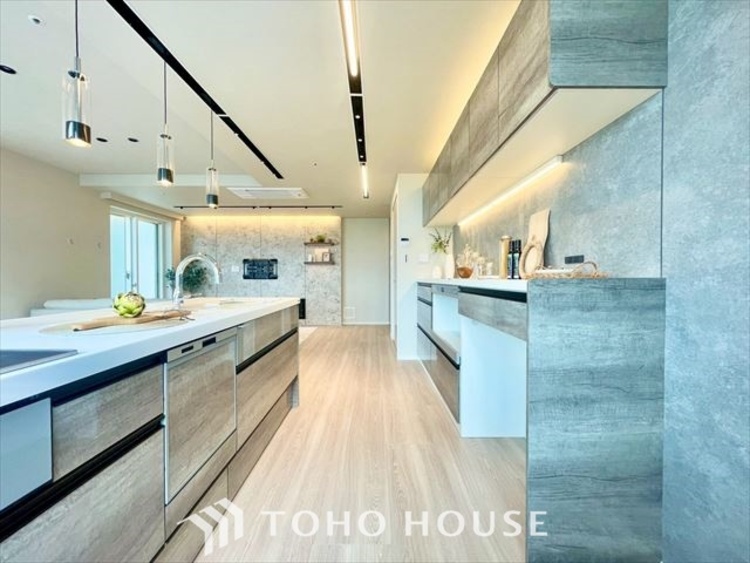 キッチン 【KITCHEN】◆ワクワク◆開放的で機能性も高いシステムキッチン。お子様は毎日のご飯にワクワク！