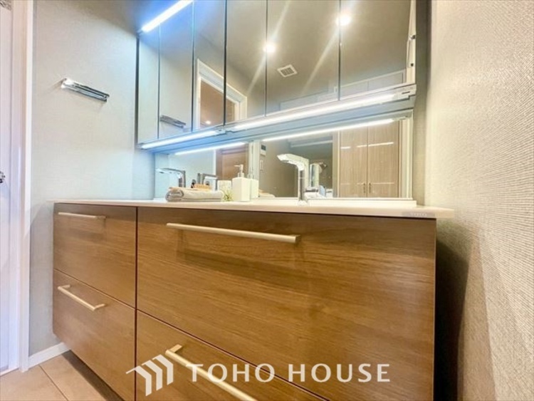 洗面 【WASHROOM】◆快適◆煌びやかな暮らしの中にも忘れたくない快適さ。大きな収納が助けてくれます。