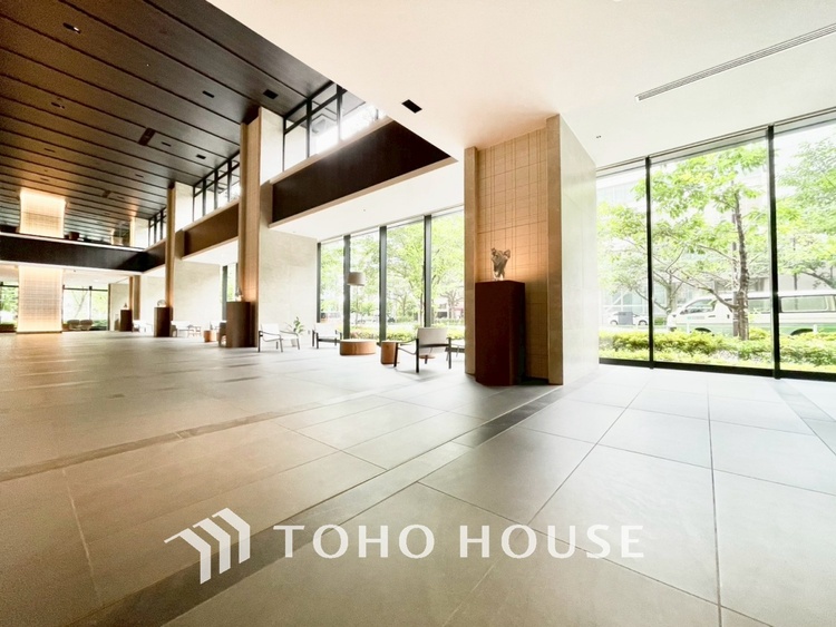 エントランス 【ENTRANCE】◆家族◆家で家族と過ごす時間は限られている。帰りを待つ家族の元へと急ぐときの弾む思い。そんな思いを引き立てる邸宅。