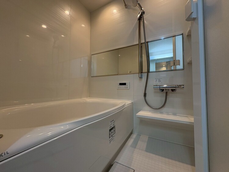 風呂 一日の疲れを癒すバスルームは、心地よいリラックスを叶える清潔感溢れる空間です。