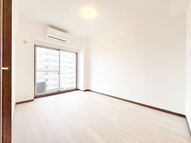 居間 忙しく過ぎゆく日常を置き去るほど、ゆったりした時間が流れるリビング。