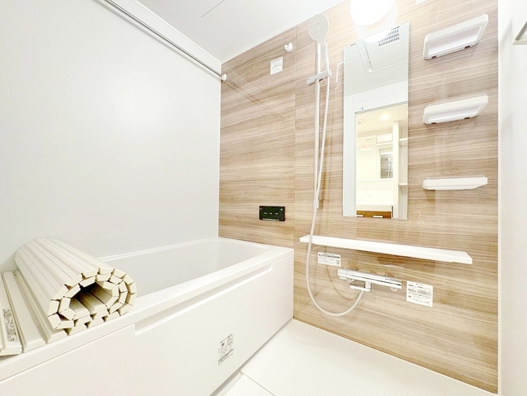 風呂 一日の疲れを癒すバスルームは、心地よいリラックスを叶える清潔感溢れる空間です。