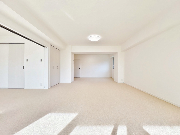 居間 居心地の良い空気感は、暮らしのステージを彩り、心からのやすらぎと満足感を与えてくれます。