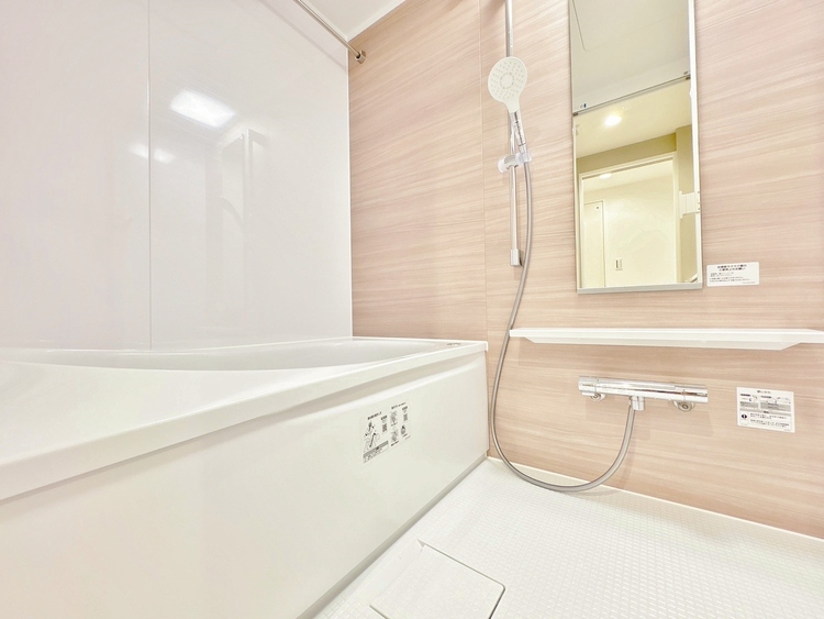 風呂 一日の疲れを癒すバスルームは、心地よいリラックスを叶える清潔感溢れる空間です。