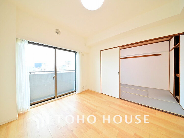 内装 大きな窓があるリビングは、たくさんの陽射しをお部屋に取り入れます