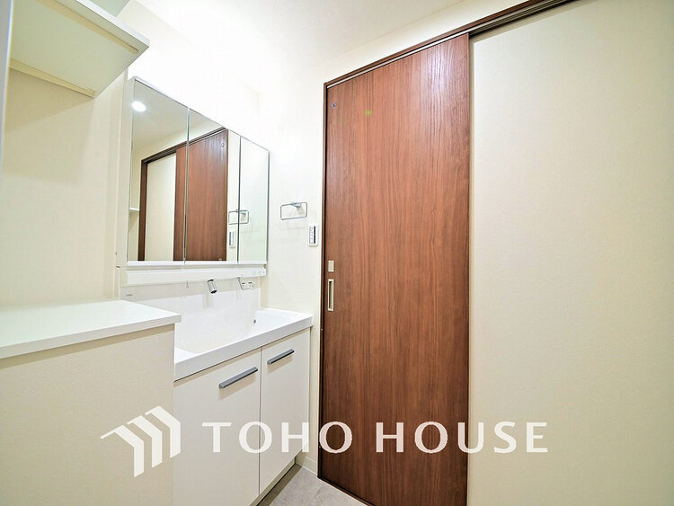 洗面 新規設置の洗面化粧台。収納豊富で使い勝手の良い3面鏡です