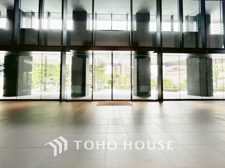 エントランス 【ENTRANCE】◆家族◆家で家族と過ごす時間は限られている。帰りを待つ家族の元へと急ぐときの弾む思い。そんな思いを引き立てる邸宅。