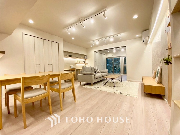 内装 【LIVING】◆眩い◆光が燦々と入り、家族の笑顔を照らす。「いつまでも続いて」と願う夢のような毎日がここにある。