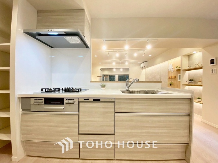 キッチン 【KITCHEN】◆ワクワク◆開放的で機能性も高いシステムキッチン。お子様は毎日のご飯にワクワク！