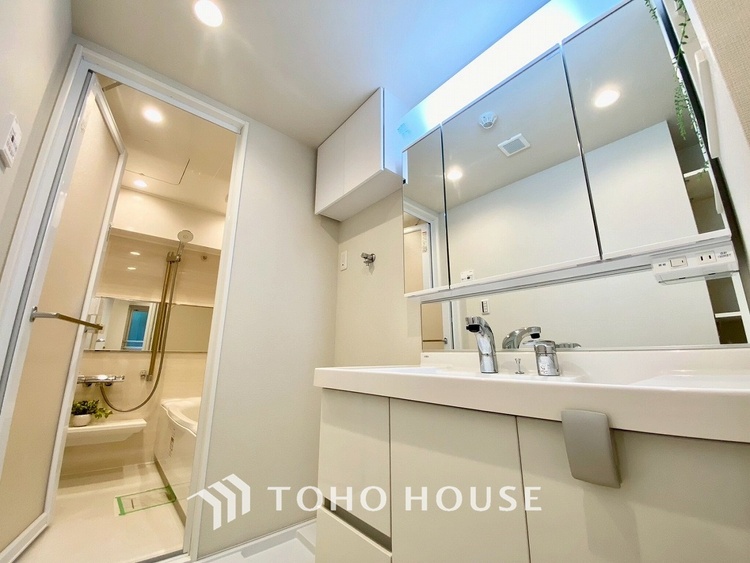 洗面 【WASHROOM】◆快適◆煌びやかな暮らしの中にも忘れたくない快適さ。大きな収納が助けてくれます。