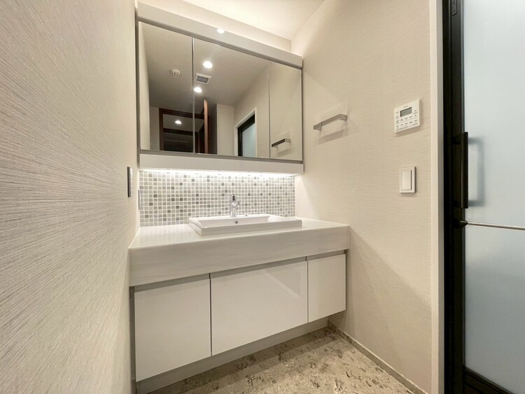 その他 清潔感を感じられる洗面化粧台。