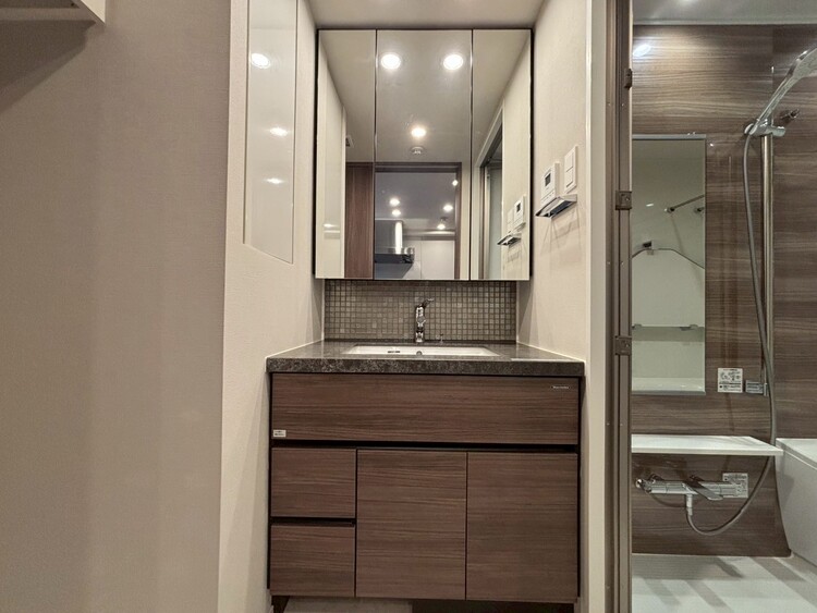 その他 清潔感を感じられる洗面化粧台。