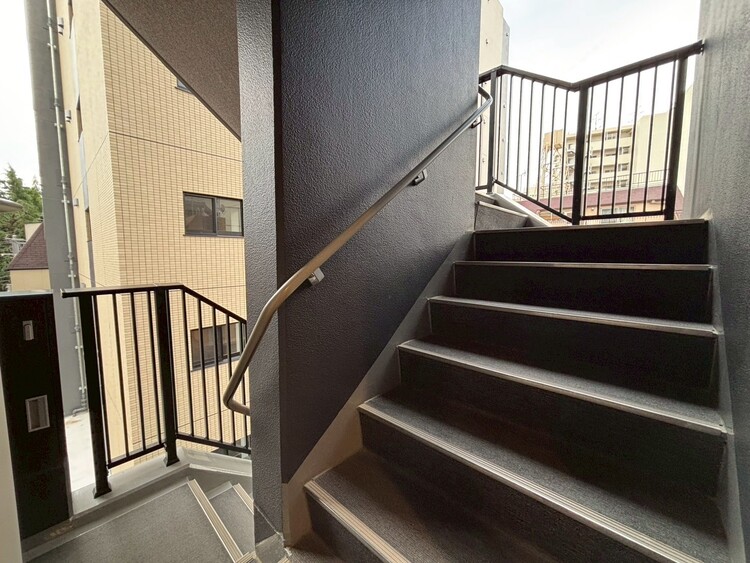 その他 共用部の階段です。明るく清潔に管理されています。