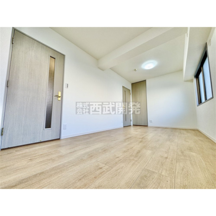 内装 洋服などをすべて収納して室内空間は広々快適