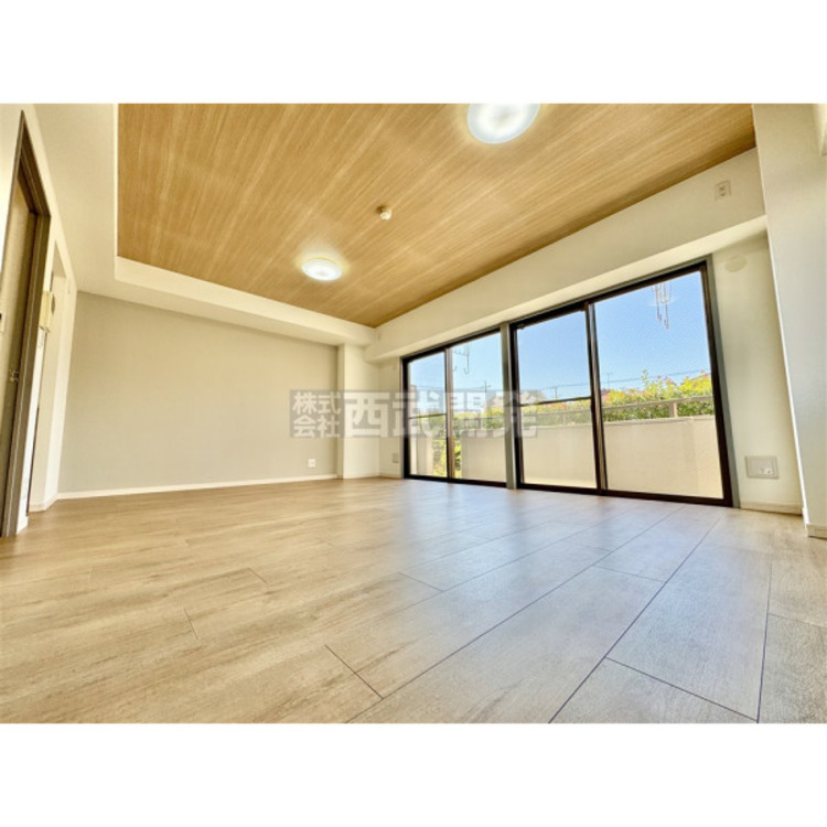 居間 リビングには太陽の光が射し込みます。家族が集まる場所だからこそ、明るい空間作りがかかせません。