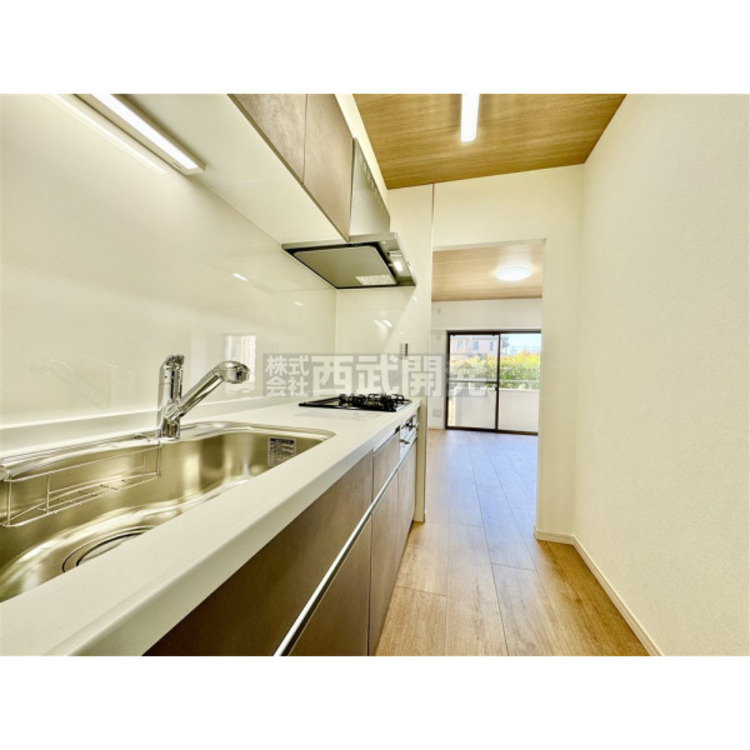 キッチン キッチンの蛇口には浄水機能が付いています。シャワーヘッドタイプなのでお掃除も楽になりますね。