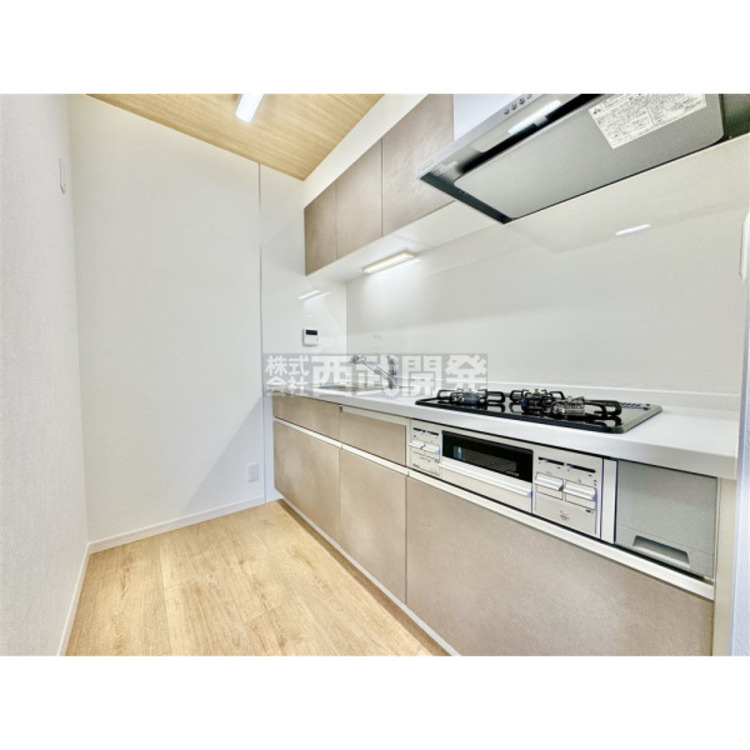 キッチン 吊り戸棚も付いていて収納豊富なキッチンです。