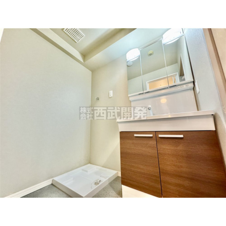 洗面 機能的でありながらシンプルなスタイルの洗面化粧台です。全収納型のミラーキャビネットで細かいものもスッキリ収納できます。