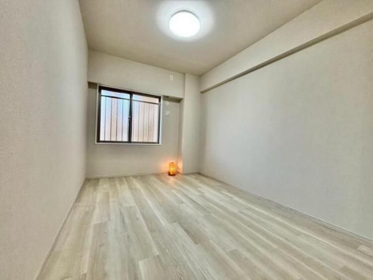 内装 一日の疲れをいやしてくれる主寝室。時を忘れて過ごす場所として過ごせるお部屋です。窓からたっぷりと陽光が注がれる明るい空間は家族の成長に対応できる永住仕様の間取り。