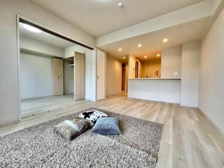 居間 お気に入りのソファで一日ゆったりとくつろぐ時間を最優先にする。寝る前のひととき、柔らかな光の下で画集を開きながら静かなときを過ごしたい。そんな自分スタイルをかなえられる空間です。