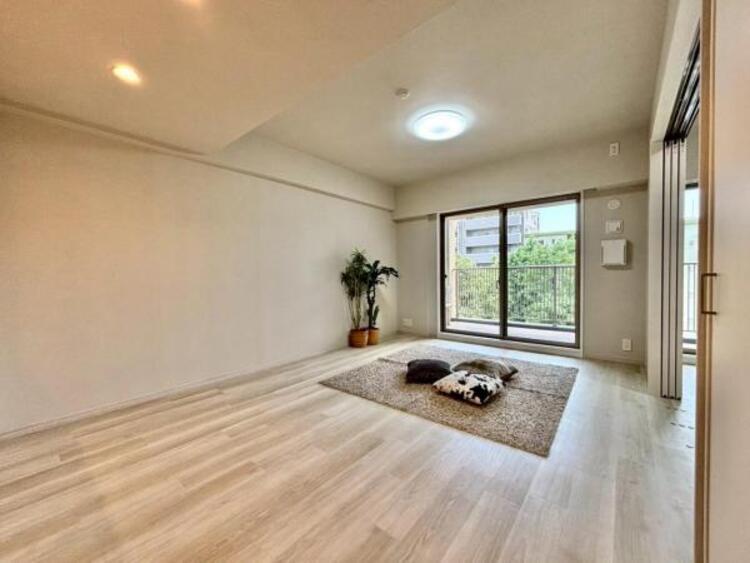 居間 家族が集まるリビングは明るさが取れる設計に。続き間の洋室はお子様を遊ばせるスペースとしても重宝します。ライフスタイルの変化にも対応しやすい間取り設計にしました