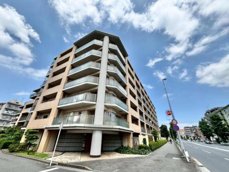 外観 凛とした表情を見せる外観は時の移り変わりの中で様々な表情を見せてくれます。素材の持つ独特な存在感により「永く住み続ける住まい」にふさわしい住宅が完成しました。