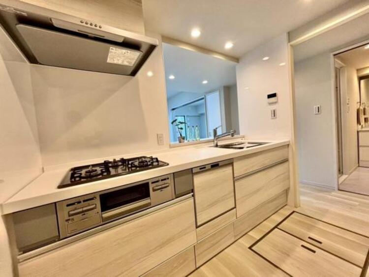 キッチン 料理の幅を拡げてくれる三口コンロの使いやすいシステムキッチンを採用。ワイドなカウンターで、将来お子様と一緒にお料理をするときも重宝します。