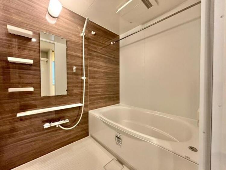 風呂 清潔感と和らぎあるカラーで統一し、ゆったりお使い頂ける柔らかな曲線で構成された、半身浴も楽しめるバスタブが心地よさをもたらします。