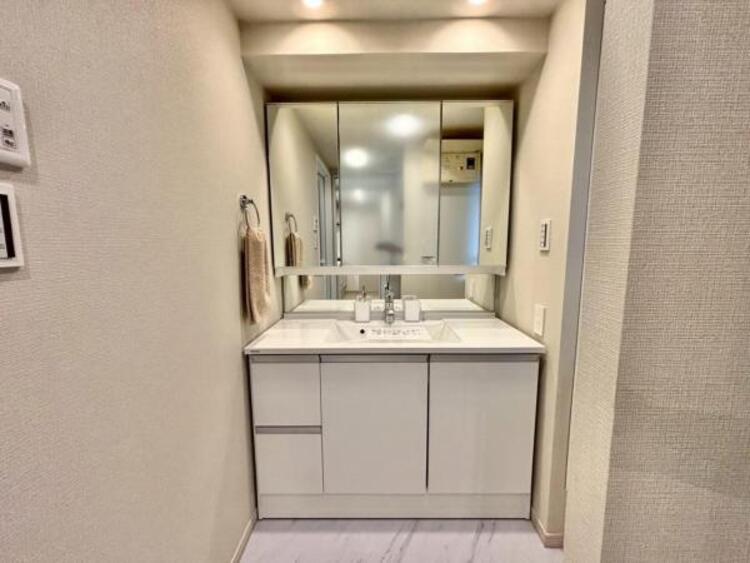 洗面 三面鏡の付いた洗面化粧台は、鏡面裏側にも機能的な収納を配置。普段使いの洗面小物やスキンケア用品などが衛生的に保管できます。