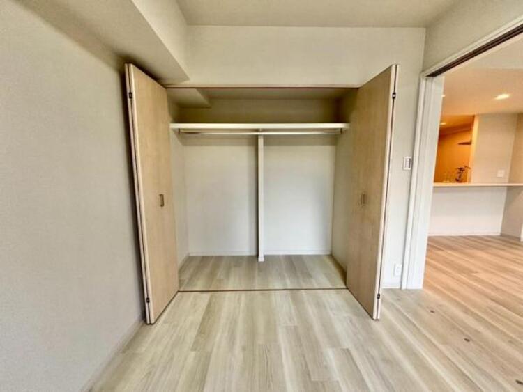 収納 クローゼットは棚やハンガーパイプが付いた使いやすい設計。収納BOXなどもスッキリ収納できます。普段使わない季節用品やトランクなど、大きなものもラクラク収納できます。