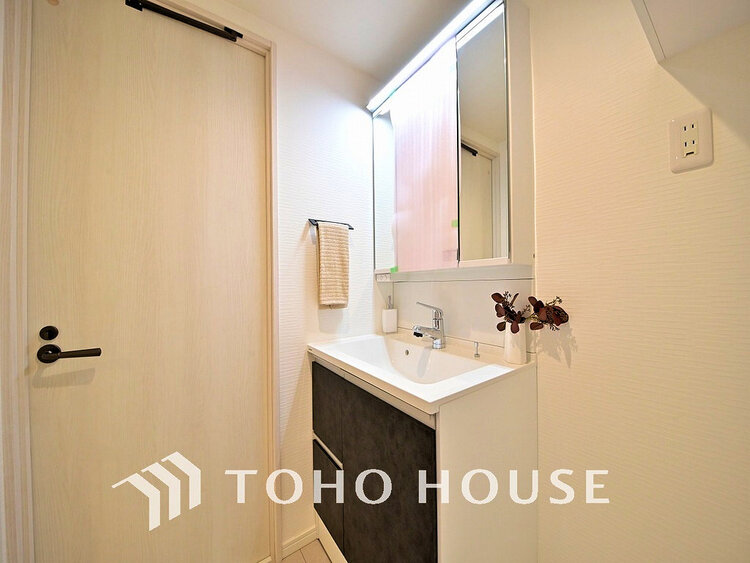 洗面 落ち着いた色合いの洗面台。身だしなみを整えやすく収納量も良好です