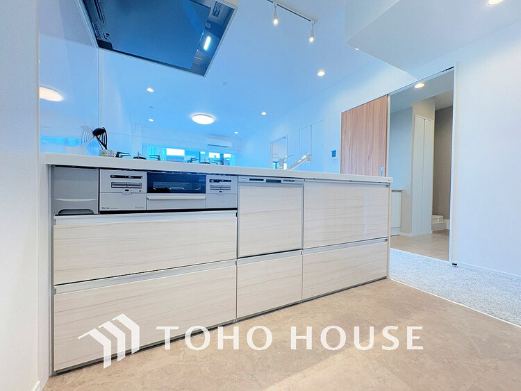 キッチン 落ち着きのあるカラーで統一された清潔感と気品が溢れるキッチン