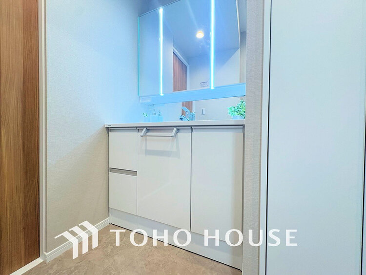 洗面 洗面台には三面鏡を採用。身だしなみを整えやすく収納量も良好です