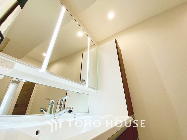 洗面 【WASHROOM】◆快適◆煌びやかな暮らしの中にも忘れたくない快適さ。大きな収納が助けてくれます