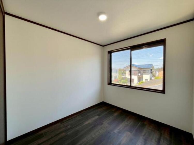 内装 季節物やアウトドア用品などをすっきり収納できる納戸  