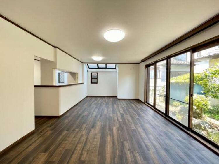 居間 たっぷりの陽光が注がれた明るいリビングは、家族団らんのひと時を包み込みます。 